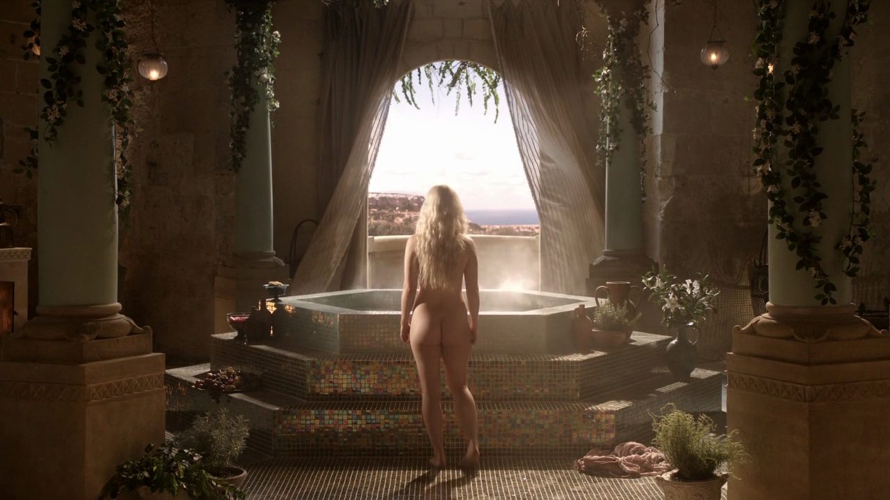 emilia-clarke-game-of-thrones-winter-is-coming-03.png
