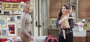 Beth Behrs Kat Dennings 2 Broke Girls And the Fat Cat