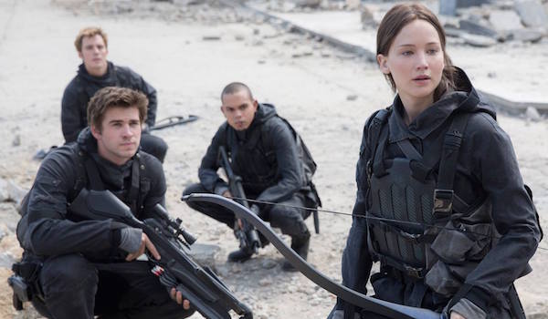 Liam Hemsworth Jennifer Lawrence The Hunger Games Mockingjay Part 2 01
