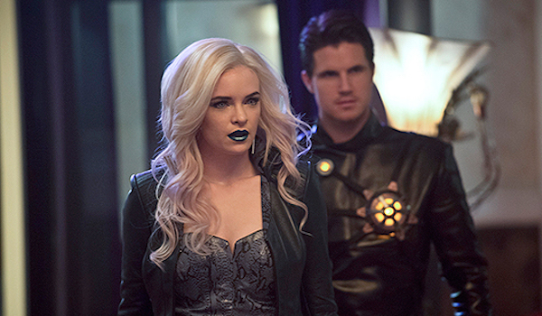 Danielle Panabaker Robbie Amell Welcome to Earth-2 The Flash