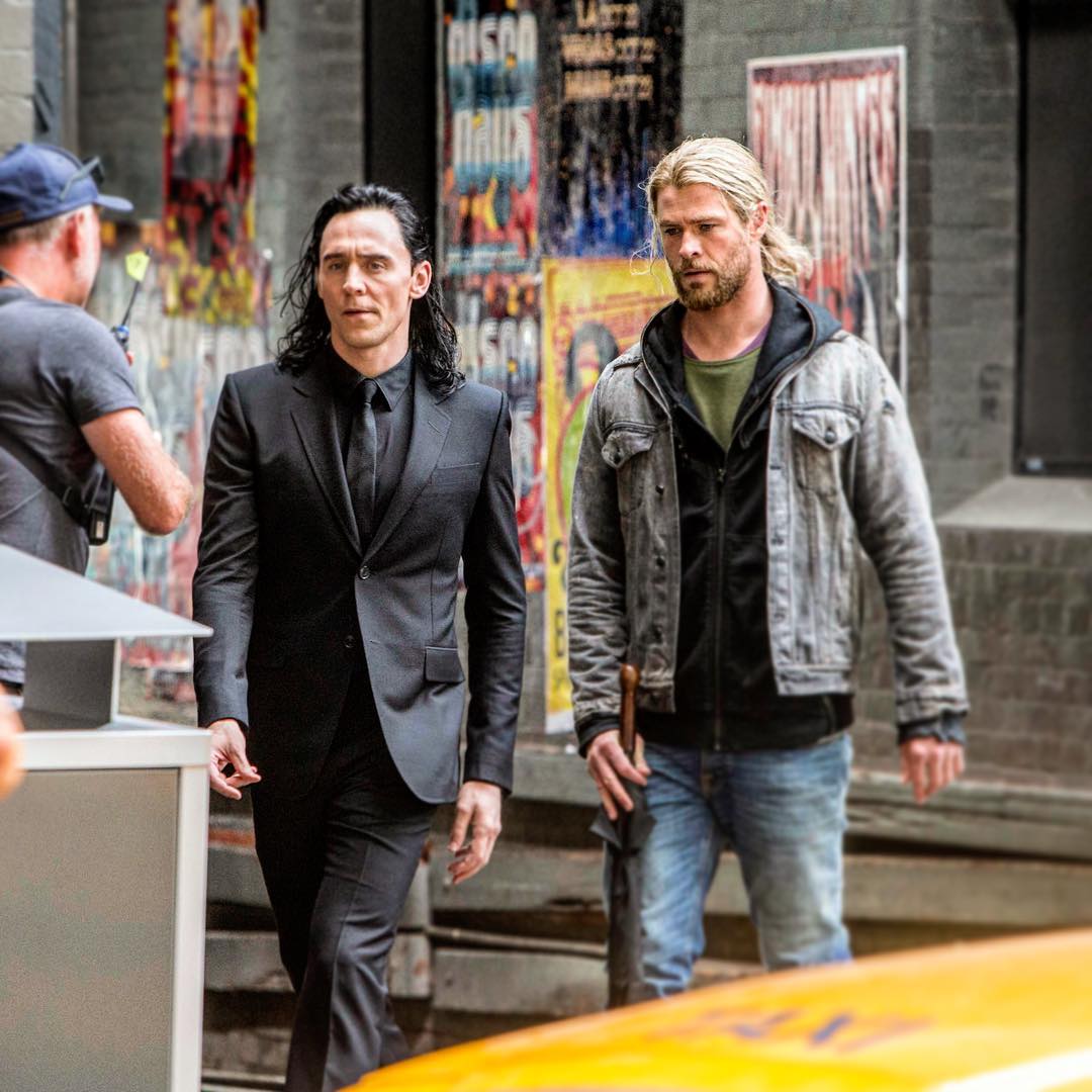  Chris Hemsworth Tom Hiddleston Thor: Ragnarok Movie Set