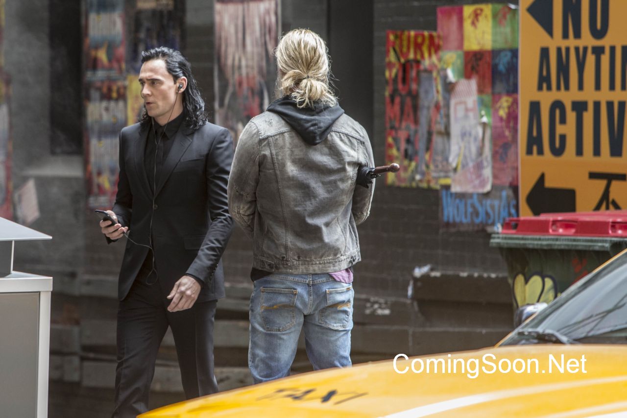  Chris Hemsworth Tom Hiddleston Thor: Ragnarok Movie Set
