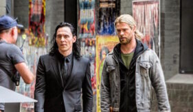 Tom Hiddleston Chris Hemsworth Thor: Ragnarok Movie Set