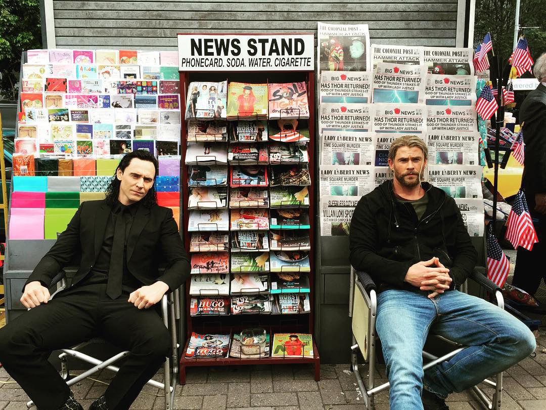  Chris Hemsworth Tom Hiddleston Thor: Ragnarok Sitting Newstand Movie Set