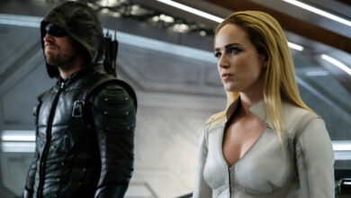 Stephen Amell Caity Lotz Legends Of Tomorrow