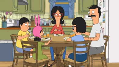 family-eating-dinner-in-kitchen-the-bobs-burgers-movie-01-700x400-1