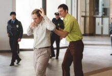 Dacre Montgomery Bill Skarsgard Dead Mans Wire