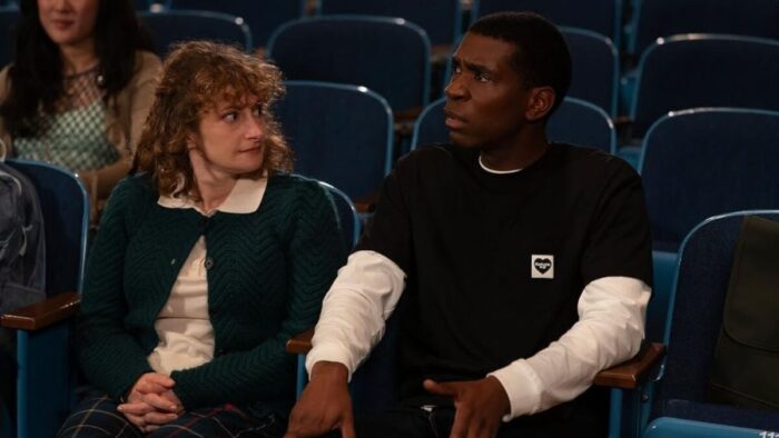 Crítica do filme: NUNCA MUDE!: Uma comédia interessante e boba sobre adultos voltando para o ensino médio [Tribeca 2026]